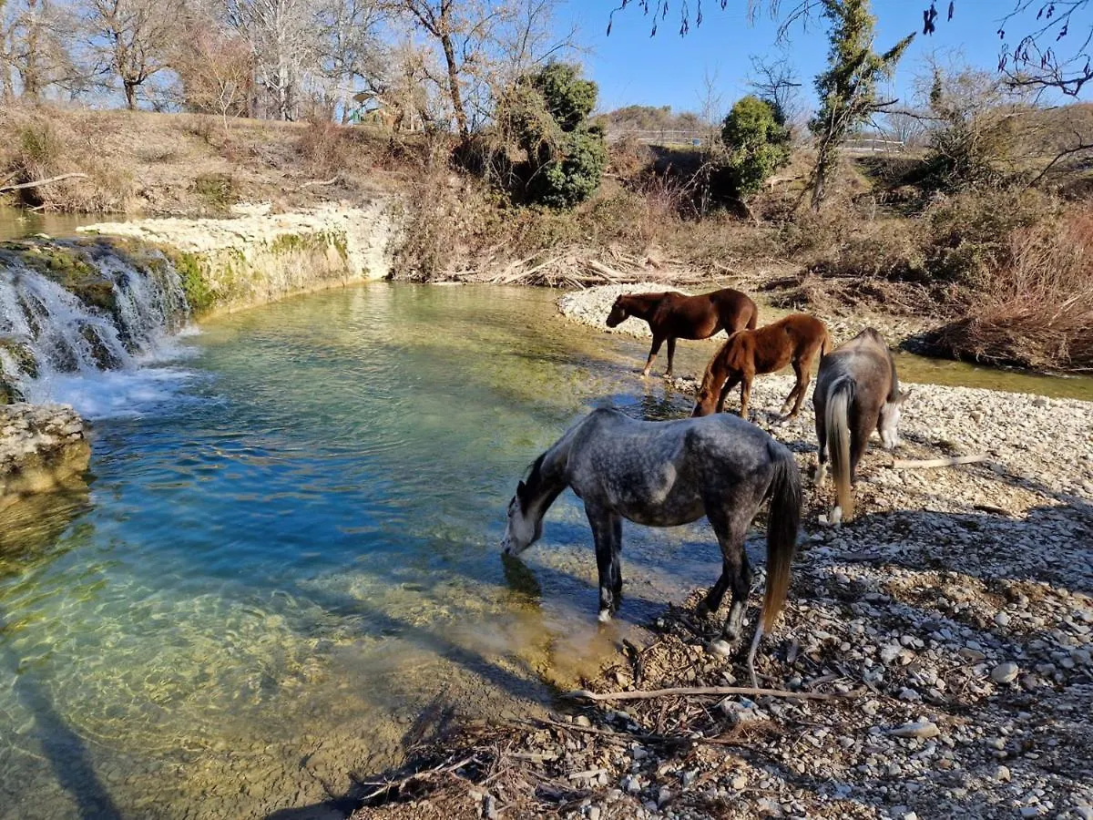 הוילה Lurs Ferme Equestre Les Coccinelles 0*,  צרפת